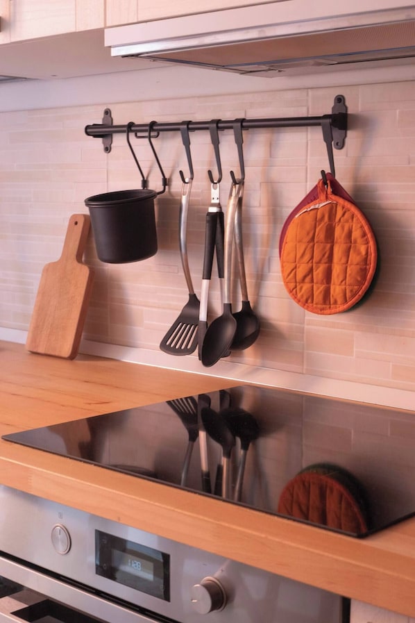 Réfrigérateur, four, plaque de cuisson, cafetiÚre/bouilloire