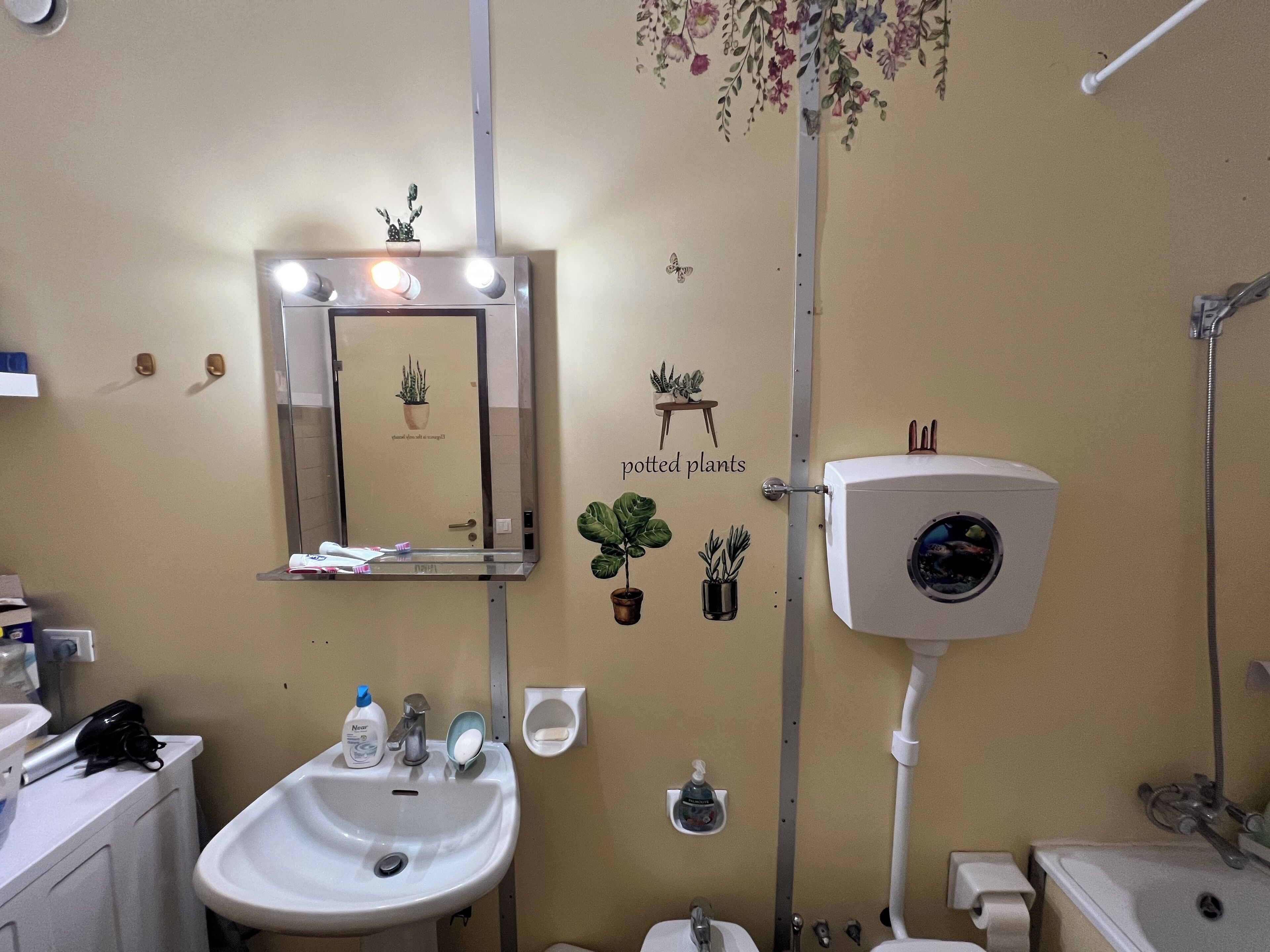 Secador de cabelo, bidê, toalhas de banho, sabonete