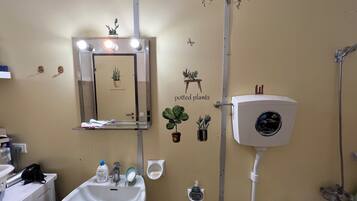 Secador de cabelo, bidê, toalhas de banho, sabonete