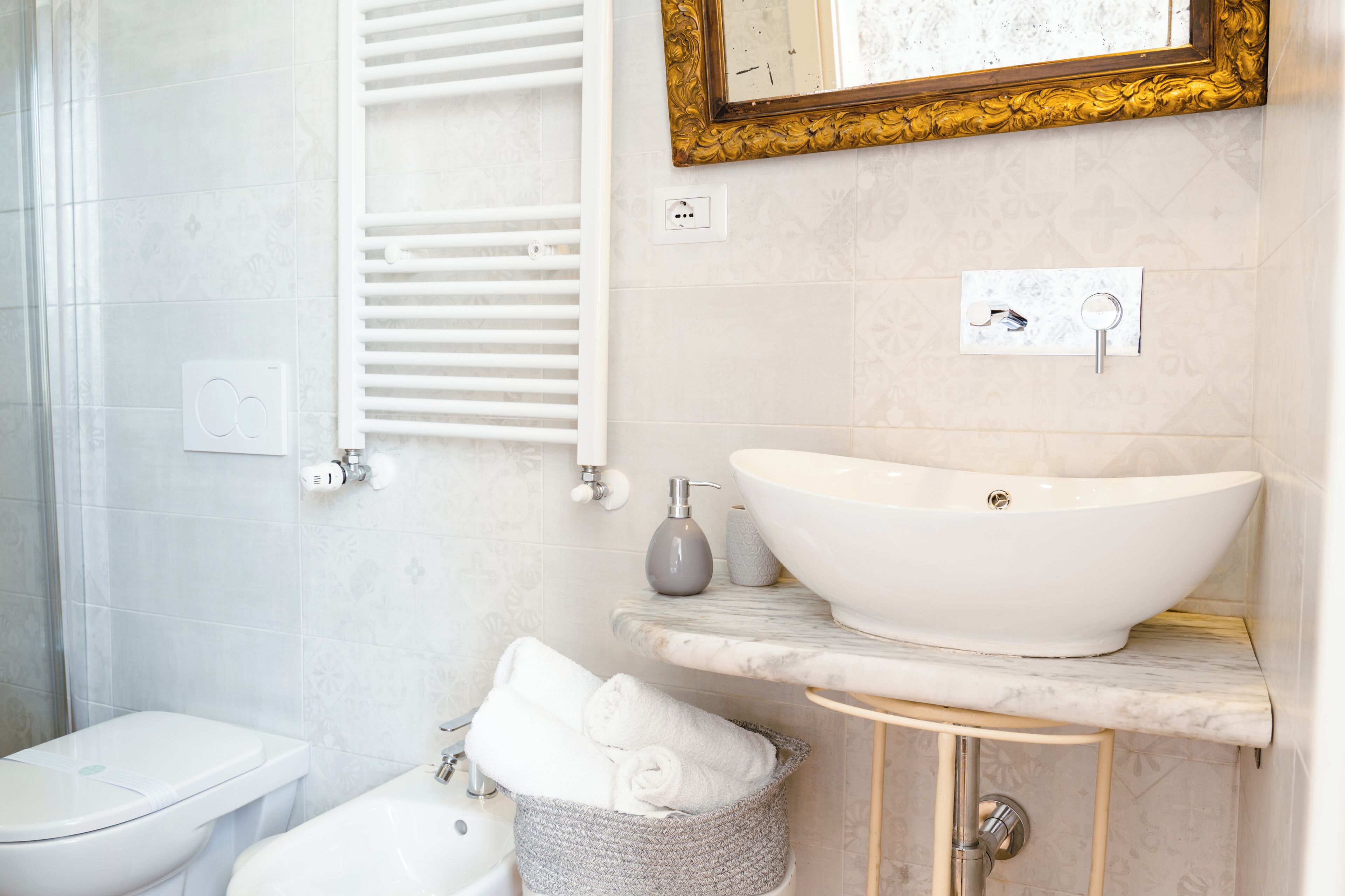 Deluxe kamer, 1 twee- of 2 eenpersoonsbedden | Badkamer | Een douche, een haardroger, badjassen, handdoeken