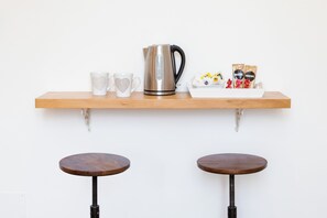 Värdeförvaringsskåp på rummet, skrivbord och arbetsyta för laptop