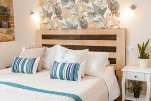 In-room safe, desk, laptop workspace, soundproofing - The Railway 74 (La Spezia)