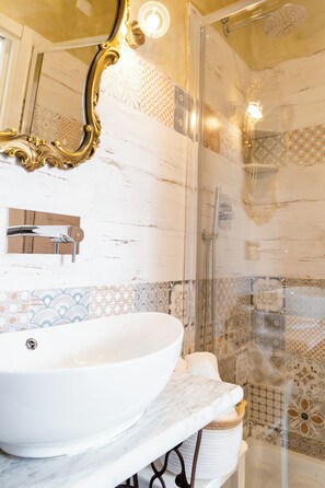 Een douche, een haardroger, badjassen, handdoeken