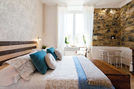 Caja de seguridad en la habitación y escritorio . The Railway 74