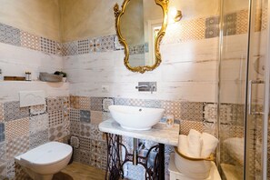 Dusche, Haartrockner, BademĂ€ntel, HandtĂŒcher
