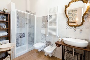 Shower, hair dryer, bathrobes, towels - The Railway 74 (La Spezia)