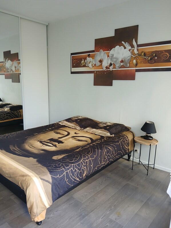 2 habitaciones, tabla de planchar con plancha, cuna de viaje y wifi 