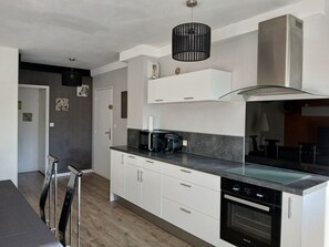 Fridge, microwave, oven, stovetop - Charming T3 on the outskirts of Bordeaux - 2 bedrooms (Lormont)