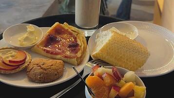 Daily buffet breakfast (XOF 6000 per person)