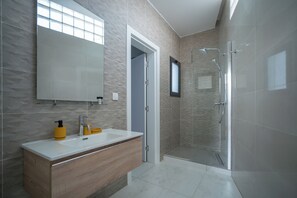 Regadera, amenidades de baño gratuitas, toallas, jabón 