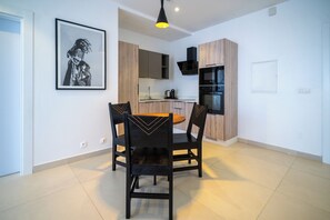 Standard Suite | Ruang tamu | 100 cm televisyen skrin rata dengan saluran TV premium 