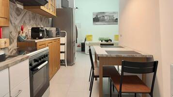 KĂŒhlschrank, Mikrowelle, Ofen, Herdplatte