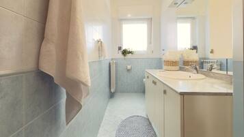 Douche, sĂšche-cheveux, serviettes fournies