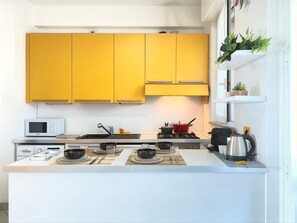 Micro-ondes, four, lave-vaisselle, cafetière/bouilloire