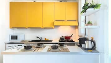 Microwave, oven, dishwasher, coffee/tea maker
