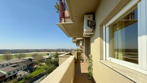 A balcony with a view of a residential area, a clear sky, and a distant landscape. - Casa Cartesio, steps from San Siro & Ippodromo (Milano)