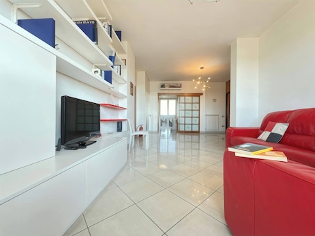 TV, offices. Casa Cartesio, steps from San Siro & Ippodromo