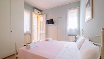 1 habitación, tabla de planchar con plancha, wifi y ropa de cama