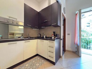 雪櫃、微波爐、焗爐、爐具