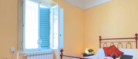 1 chambre, bureau, fer et planche à repasser, Wi-Fi