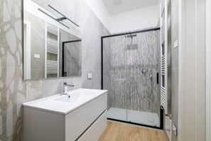 Dusche, Haartrockner, Handtücher