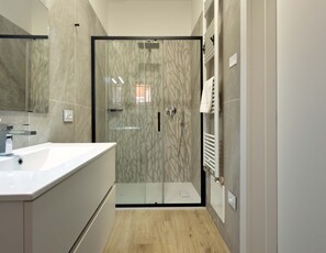 Douche, séchoir à cheveux, serviettes fournies, shampooing