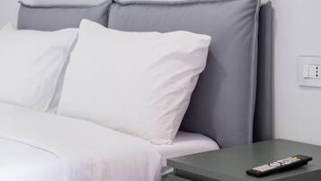 1 dormitorio, tabla de planchar con plancha, wifi y ropa de cama