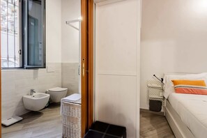 Dusj, hårføner og håndklær