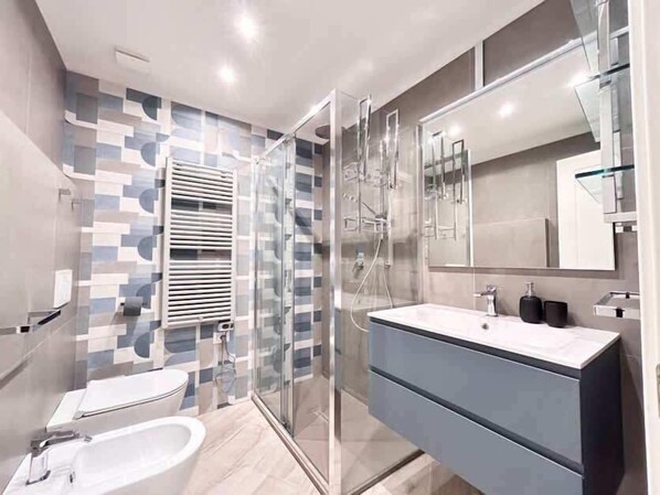 Shower, hair dryer, towels, shampoo
