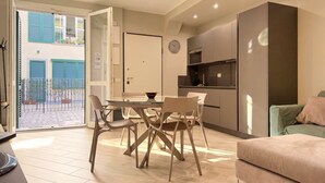 A modern kitchen with a dining area, a sofa, and a view of the outside. - Modern loft, steps away from the Tower of Pisa (Pisa)