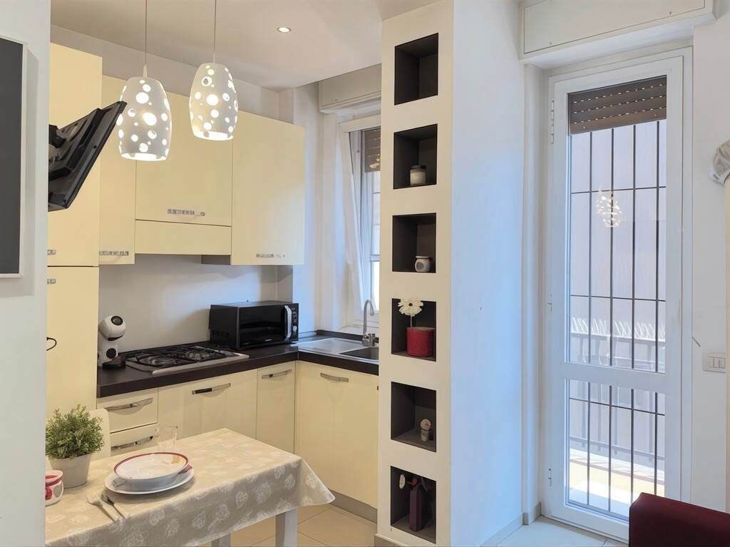 Kühlschrank, Mikrowelle, Herdplatte, Geschirrspüler