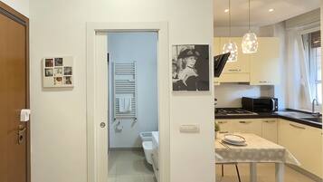 Kühlschrank, Mikrowelle, Herdplatte, Geschirrspüler