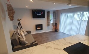 TV - The Old Cart Shed. A beautiful country cottage barn conversion near York & Selby (Pollington)