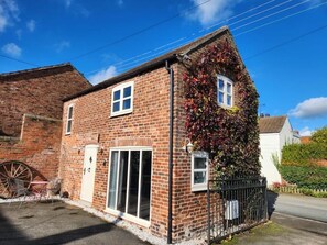 Exterior - The Old Cart Shed. A beautiful country cottage barn conversion near York & Selby (Pollington)