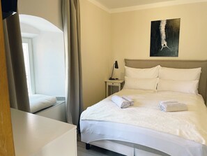 1 sovrum, skrivbord, strykjärn/strykbräda och resesäng