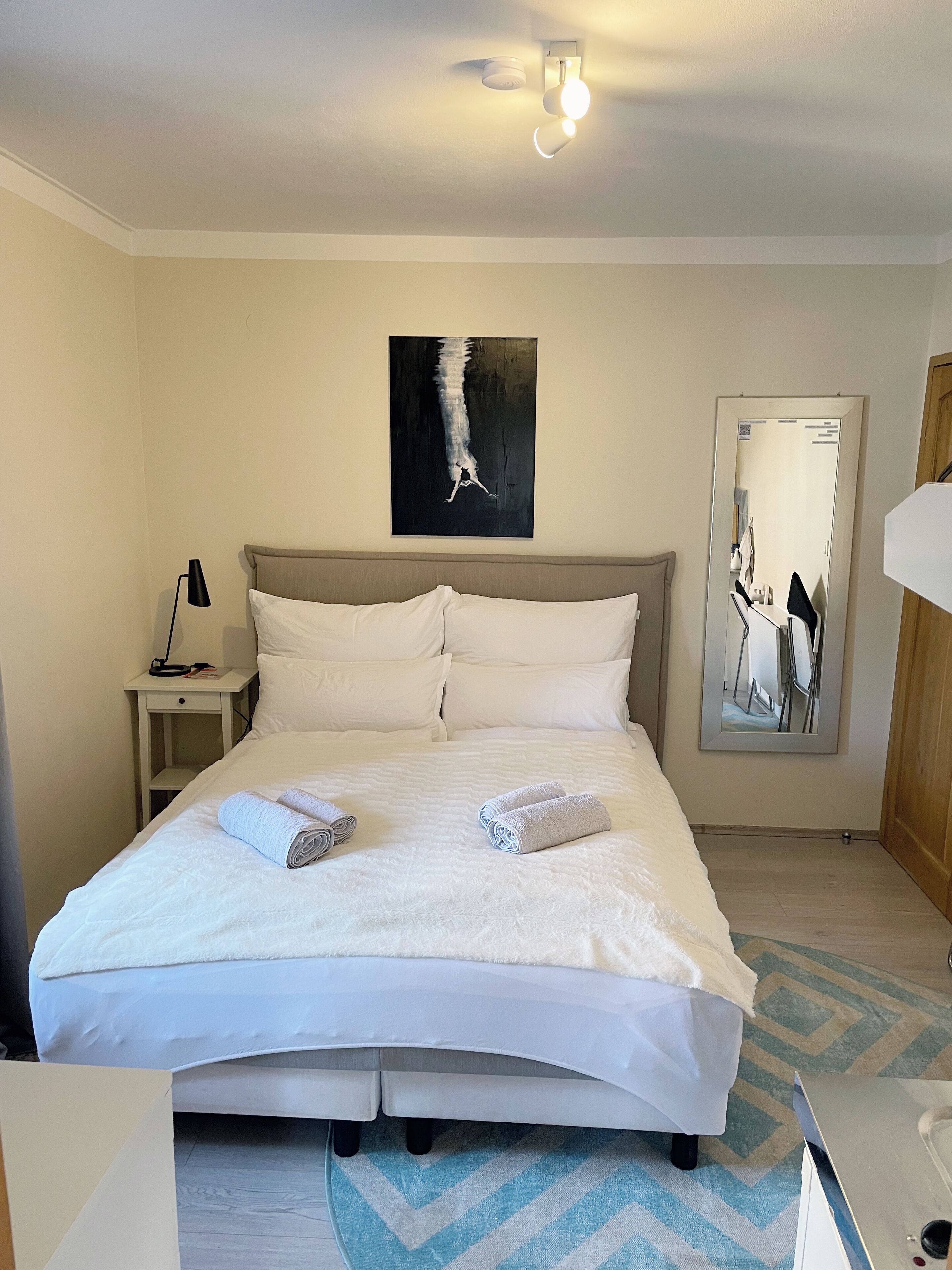 1 chambre, bureau, fer et planche à repasser, lit parapluie