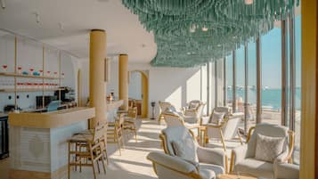 4 restaurants, breakfast served