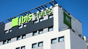 Een modern gebouw met het bordje 'ibis Styles' op de gevel.