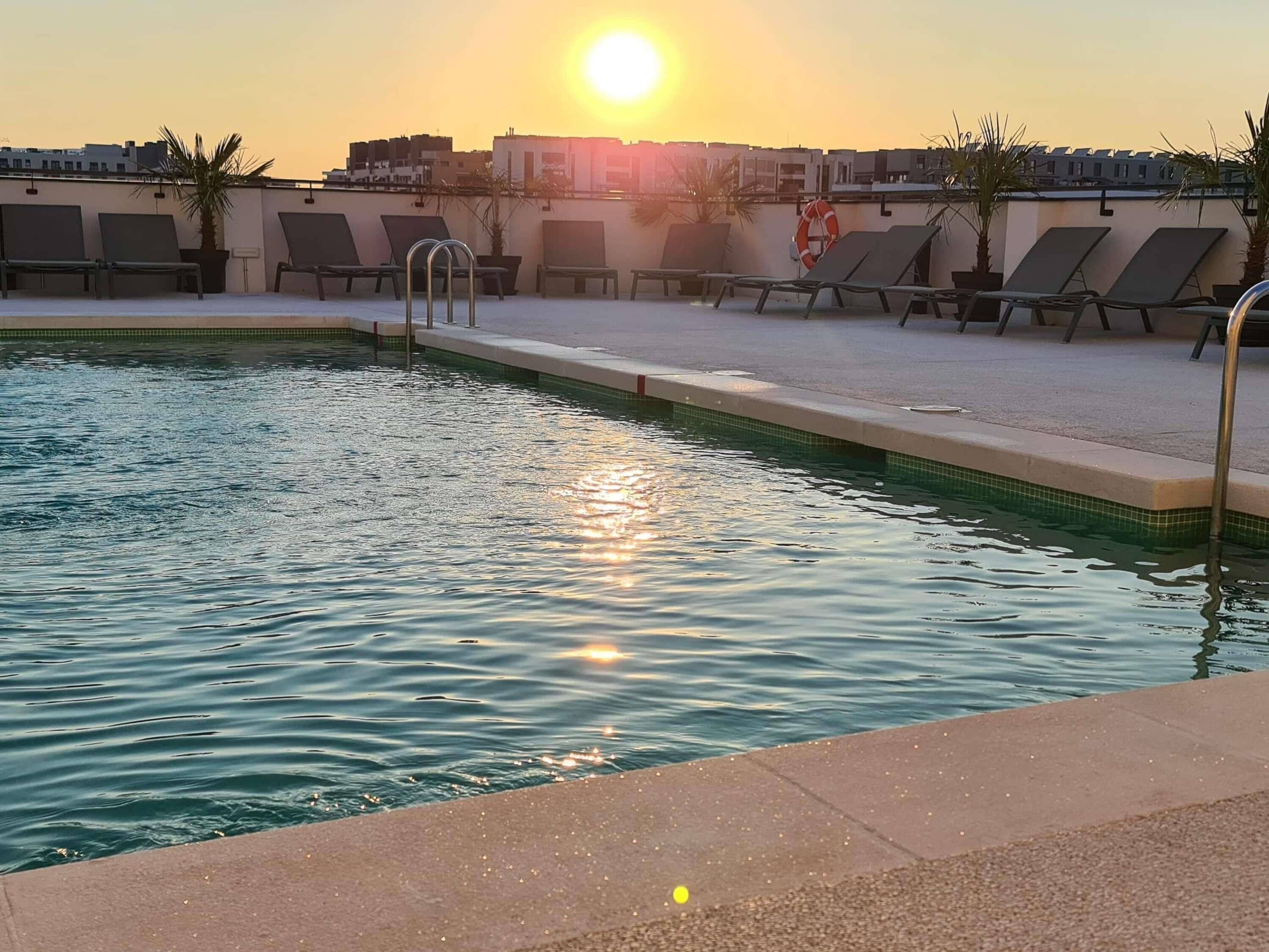 Een seizoensgebonden buitenzwembad