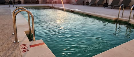 Piscina externa sazonal, funciona das 11h às 21h, espreguiçadeiras