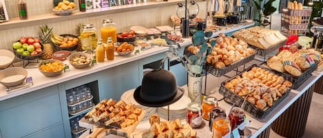 Desayuno buffet diario (EUR 13 por persona)