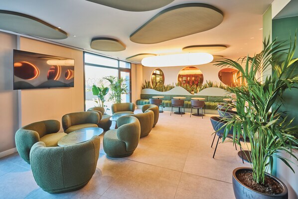 تلفزيون إل إي دي بحجم 50-بوصة يعرض قنوات تلفزيونية رقمية