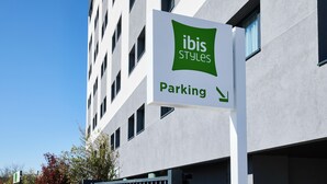 Een bord voor ibis Styles Parkeren.