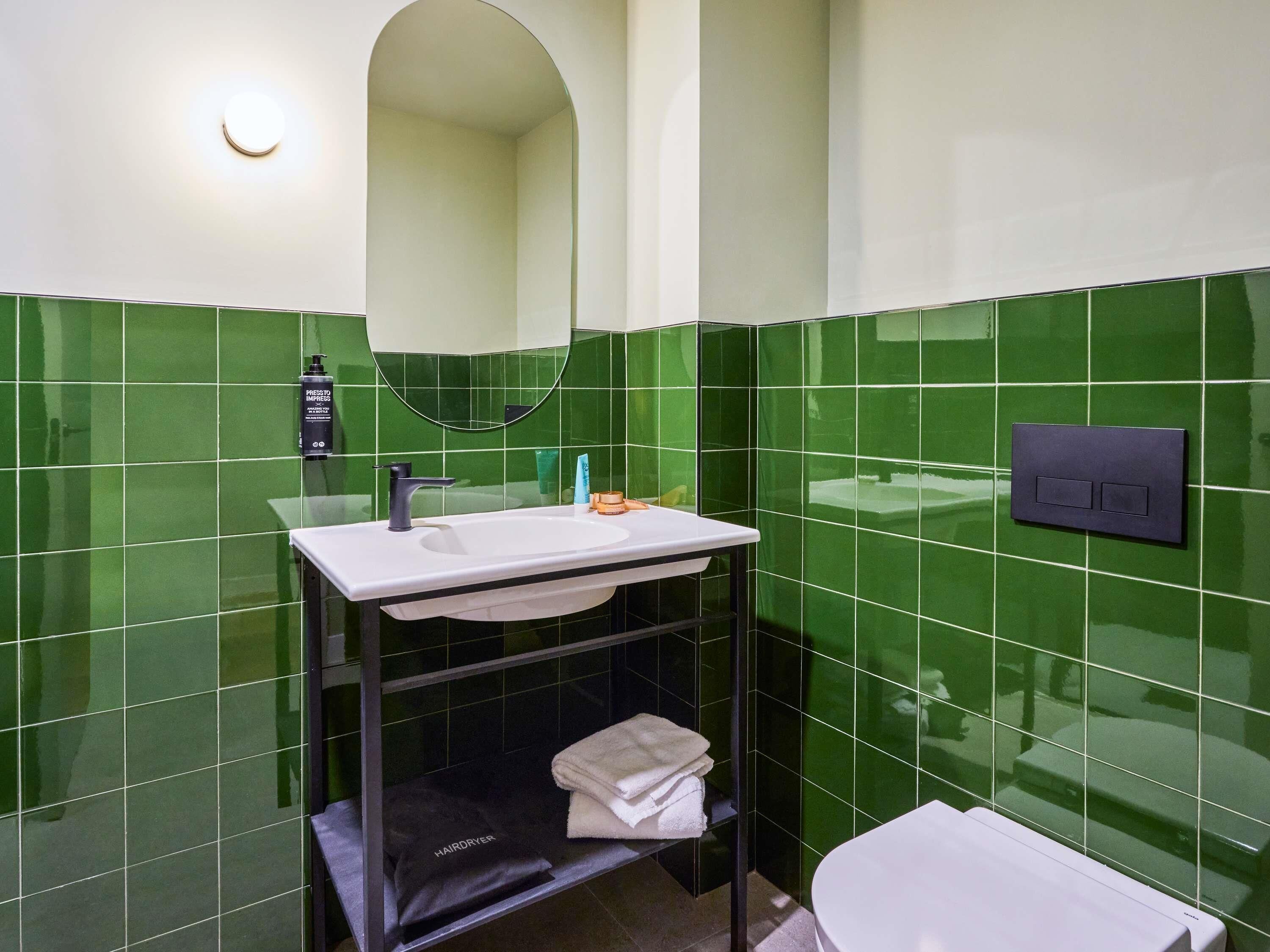 Soundproofing, free WiFi, bed sheets