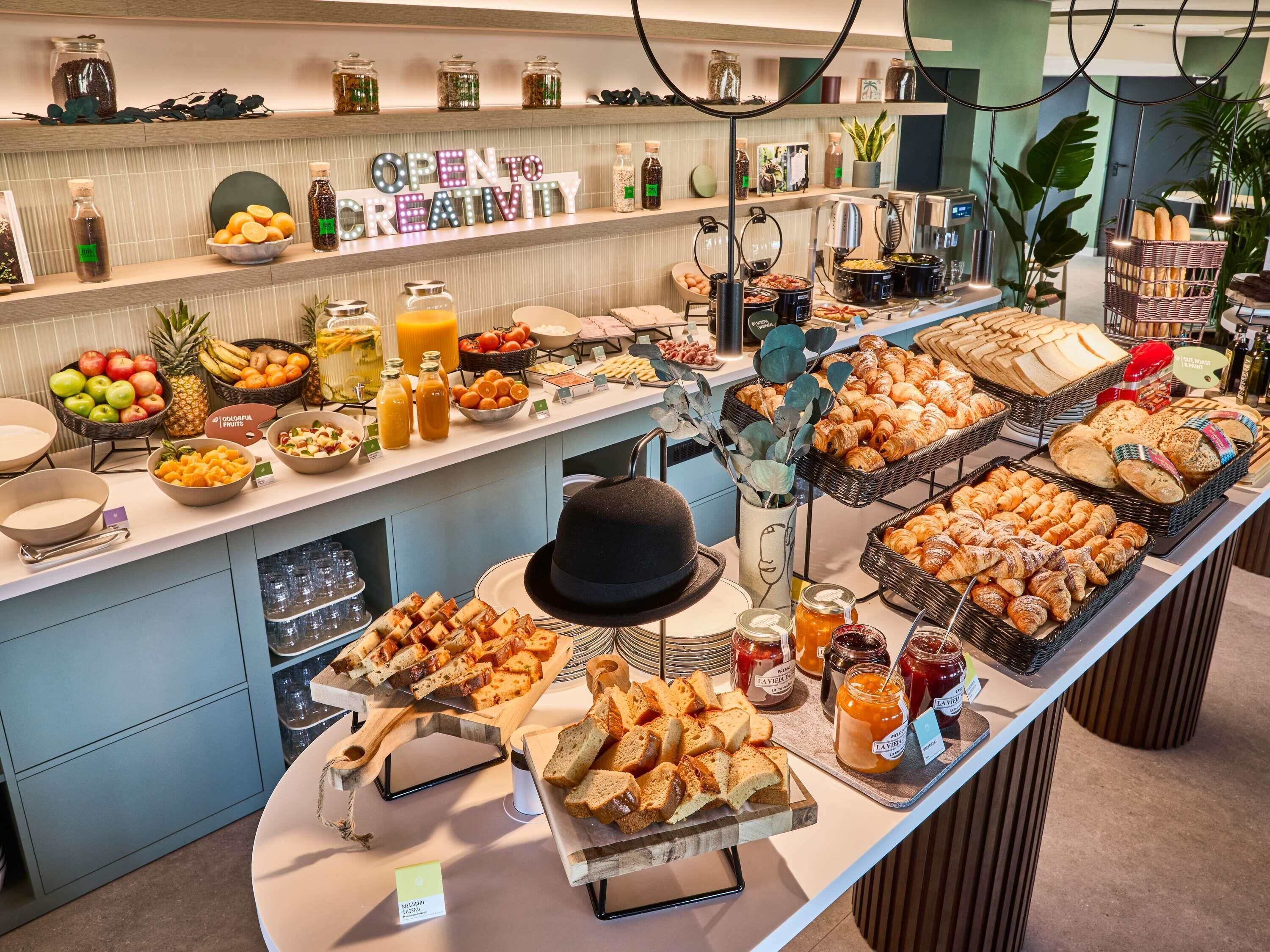 Petit déjeuner buffet (13 EUR par personne)