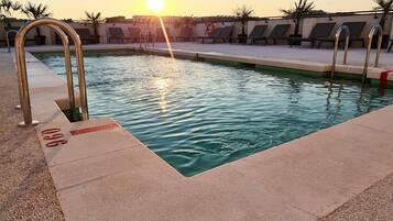 Piscine extérieure (ouverte en saison), chaises longues