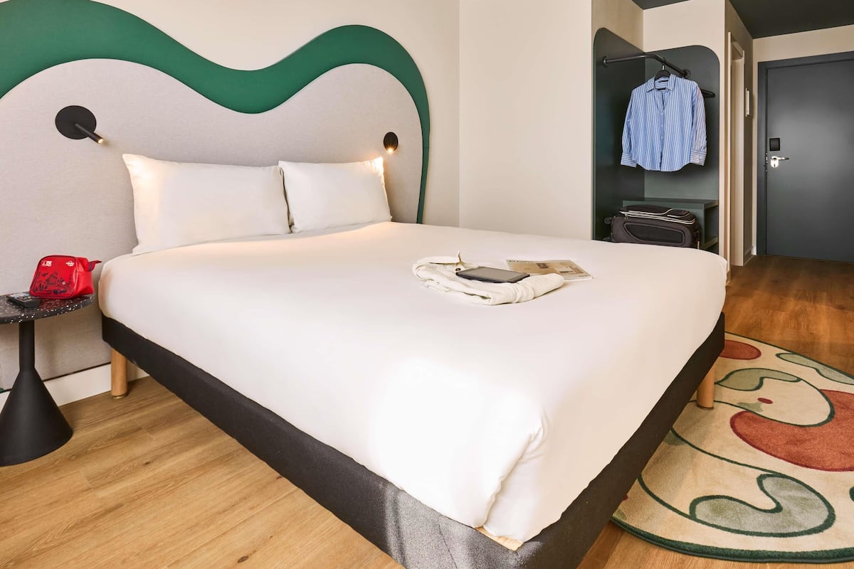 Soundproofing, free WiFi, bed sheets