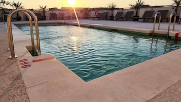 Piscine extérieure (ouverte en saison), chaises longues