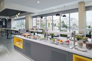 Desayuno buffet todos los días (con cargo)