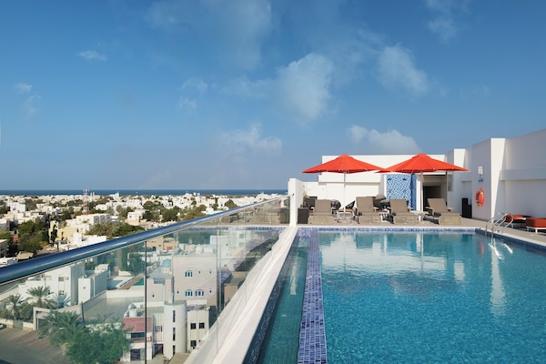 2 piscinas externas, funciona das 7h às 19h, guarda-sóis